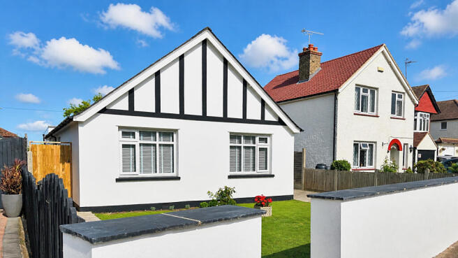 2 bed property, in Reculver Road, £435,000
