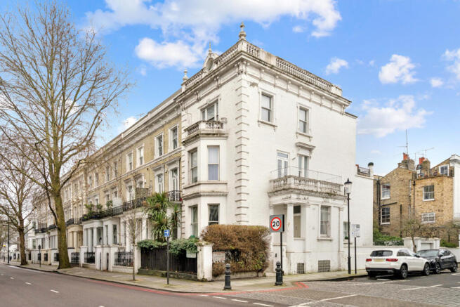 2 bed property, in Cathcart Road, £900,000
