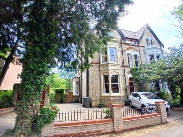 5 bed property, in Knighton Drive, £695,000