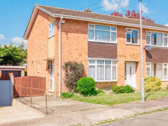 3 bed property, in Ardley Way, £400,000