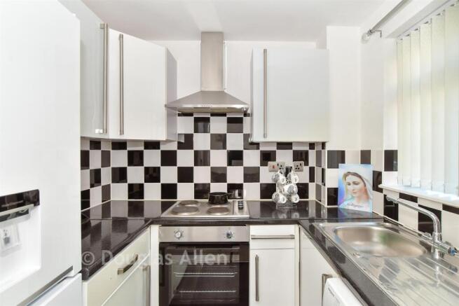 1 bed property, in Chestnut Road, £120,000