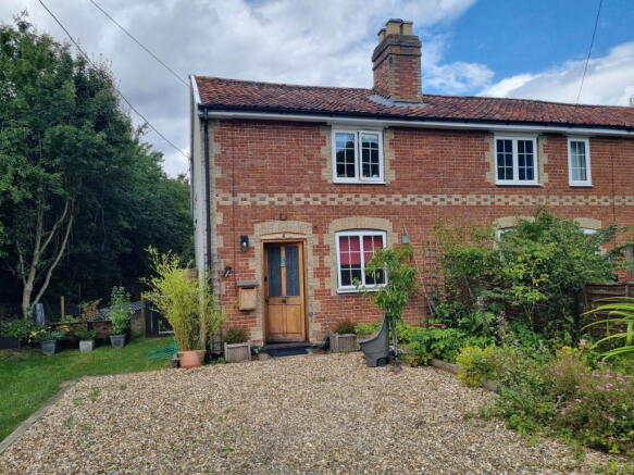 2 bed property, in Dennington, £285,000