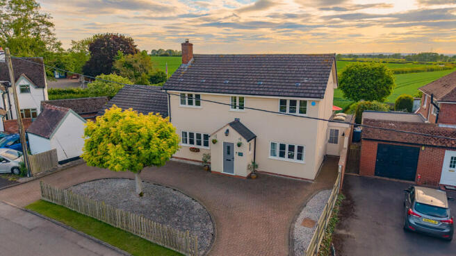 5 bed property, in Pessall Lane, £695,000