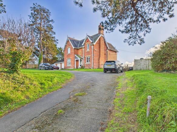 3 bed property, in Sandford Hill, £595,000