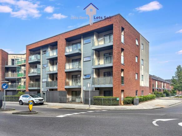 1 bed property, in Sandown House, £170,000