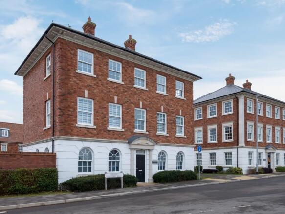2 bed property, in Ashwick Court, £225,000