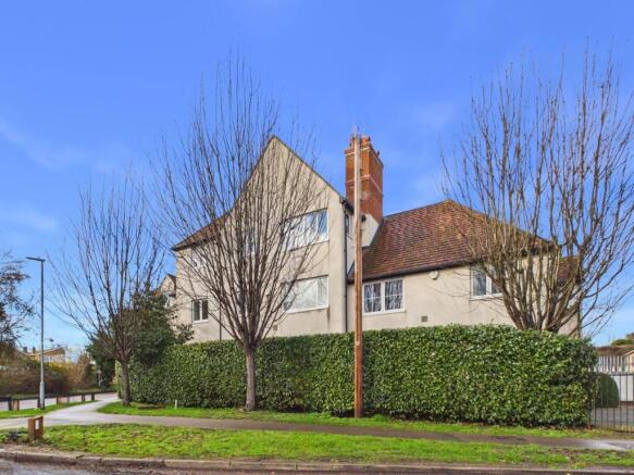 2 bed property, in Icknield Way, £240,000