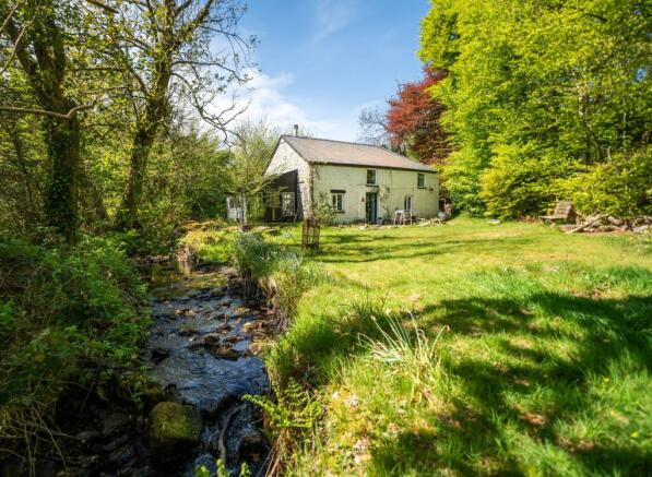 3 bed property, in Bontnewydd, £375,000