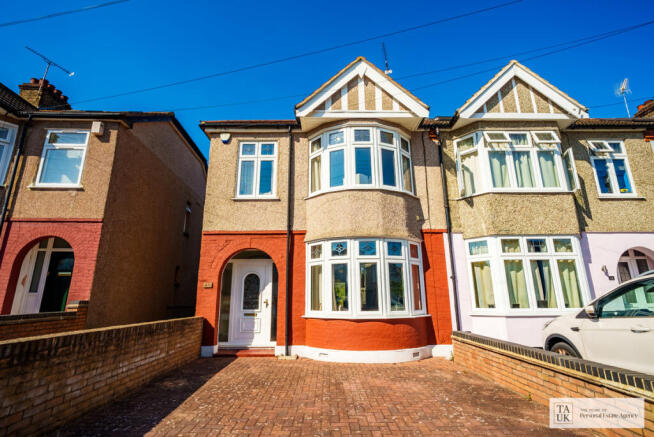 3 bed property, in Burnway, £550,000