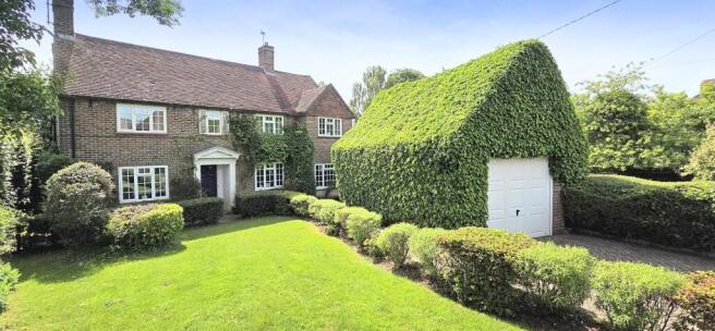 4 bed property, in The Close, £875,000