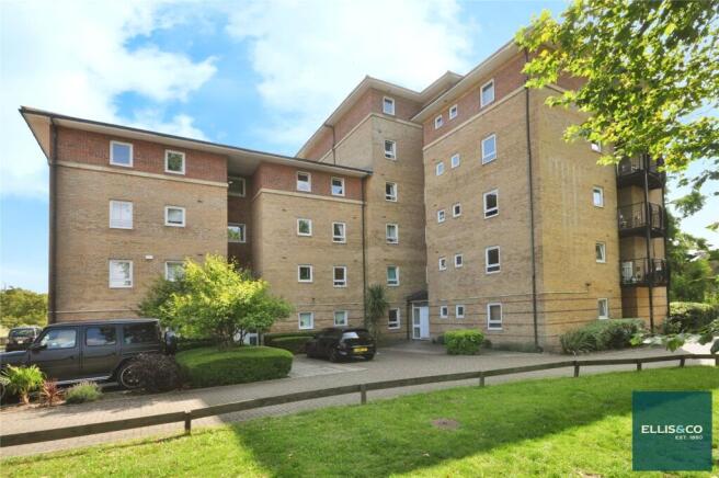 2 bed property, in Martock Gardens, £400,000