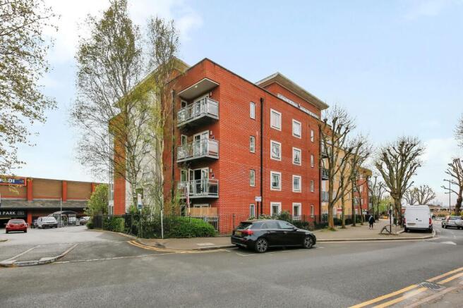 2 bed property, in Kirkdale Road, £380,000