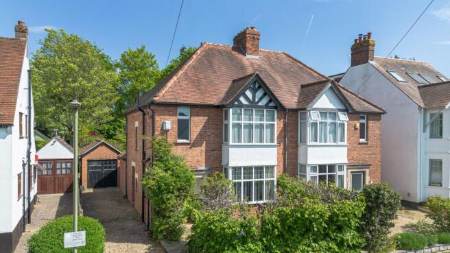 3 bed property, in Highfield Avenue, £800,000