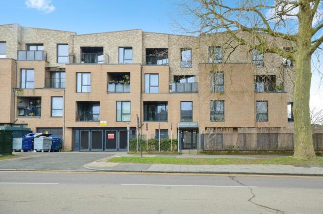 2 bed property, in Alexandra Avenue, £400,000