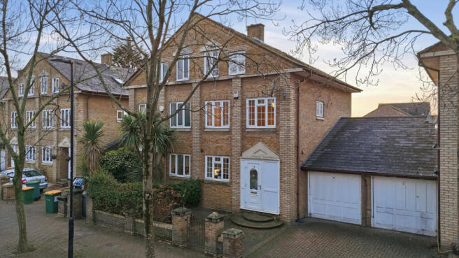4 bed property, in Nightingale Way, £625,000