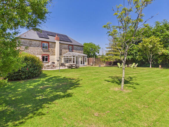 8 bed property, in Polperro Road, £870,000