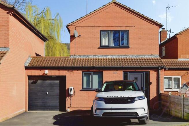 3 bed property, in Curzon Close, £250,000