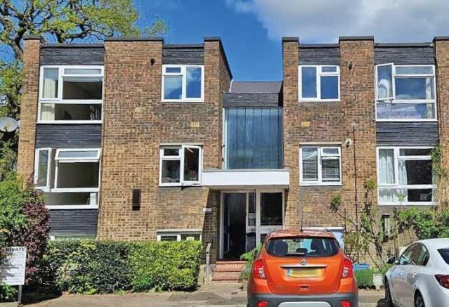 2 bed property, in Tudor Court, £170,000