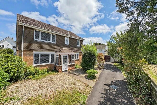 4 bed property, in Broadstone, £525,000