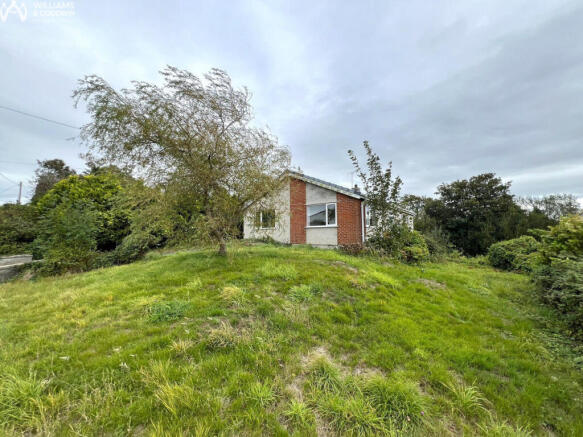 3 bed property, in Off Holyhead Road / A5, £225,000