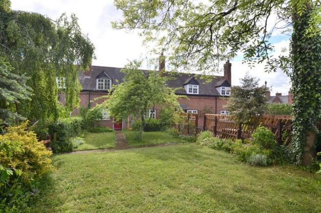 2 bed property, in Long Row, £230,000