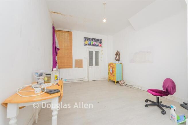 2 bed property, in Warwick Gardens, £280,000