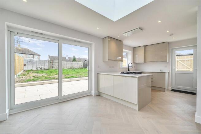 3 bed property, in Chelsfield Lane, £450,000