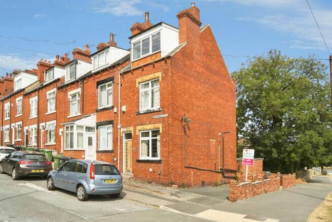 4 bed property, in Featherbank Grove, £270,000