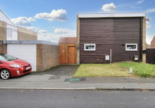 2 bed property, in Bruce Place, £65,000