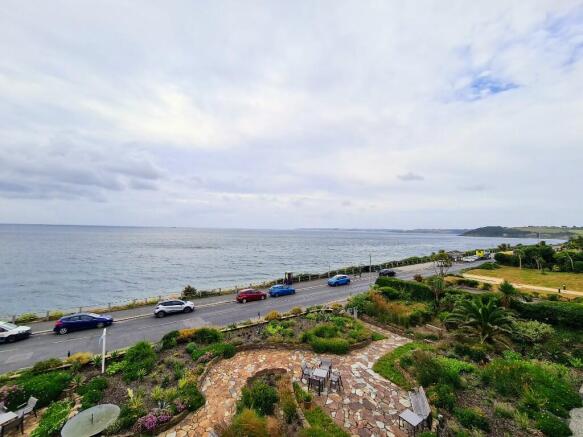 2 bed property, in Cliff Road, £550,000