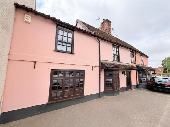 2 bed property, in Ipswich Road, £300,000