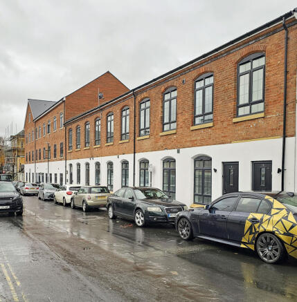 2 bed property, in Westbridge House, £120,000