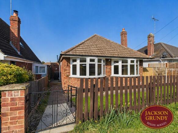 2 bed property, in Woodland Avenue, £280,000