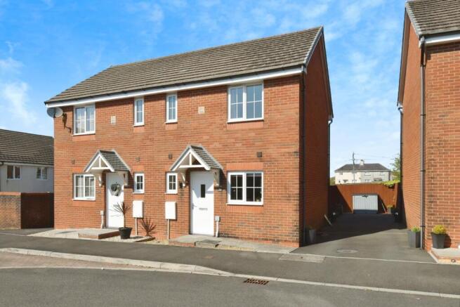 2 bed property, in Heol Y Gigfran, £175,000