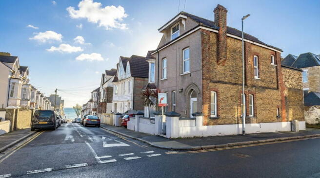 2 bed property, in Albert Road, £180,000