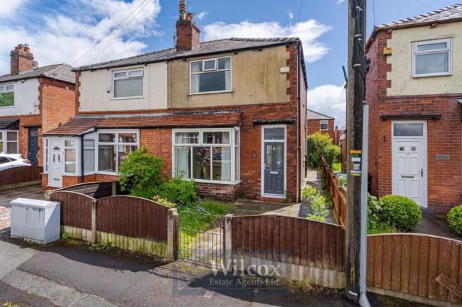 2 bed property, in Montrose Avenue, £150,000