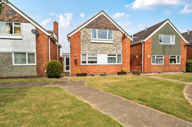 4 bed property, in Bosham Walk, £365,000