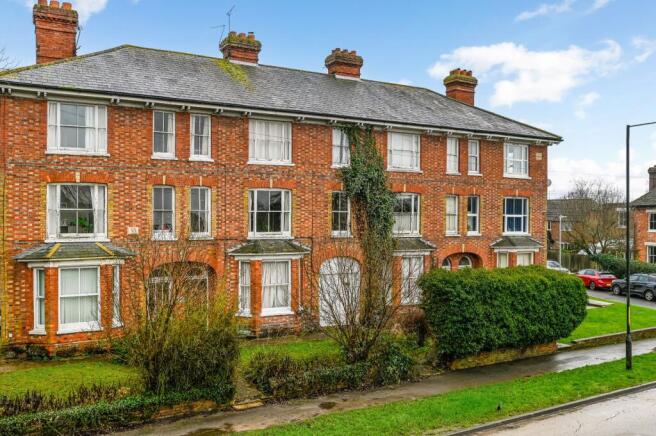 2 bed property, in Ashford Road, £215,000