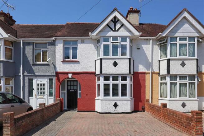 3 bed property, in Parkfield Avenue, £525,000
