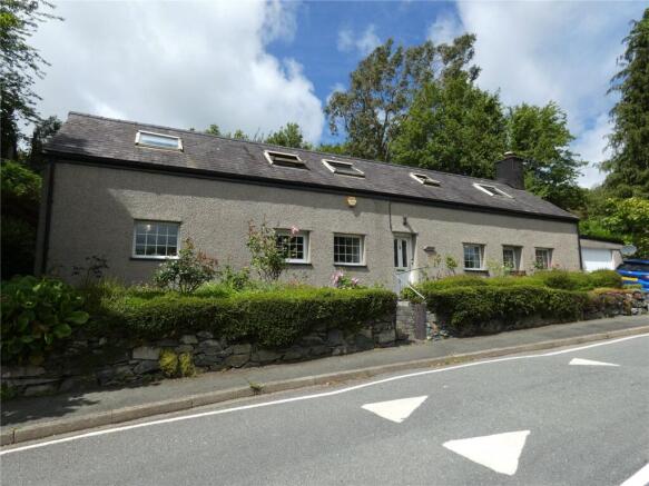 3 bed property, in Hen Durnpike, £320,000