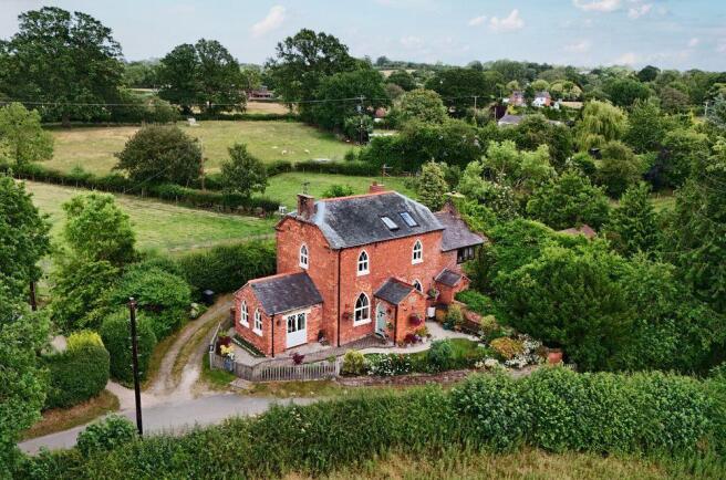3 bed property, in Criftins, £549,995