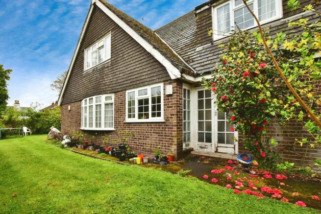 4 bed property, in Rydal Drive, £750,000