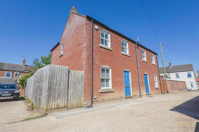 2 bed property, in Holbeach, £120,000