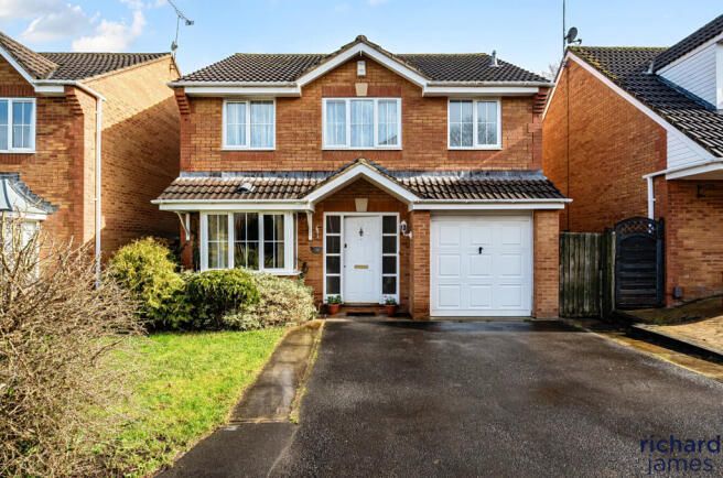4 bed property, in Dartmoor Close, £400,000