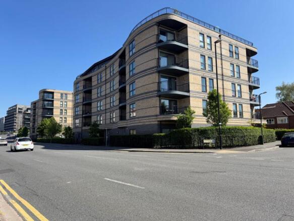 2 bed property, in Apartment 2 Trevithick, £220,000
