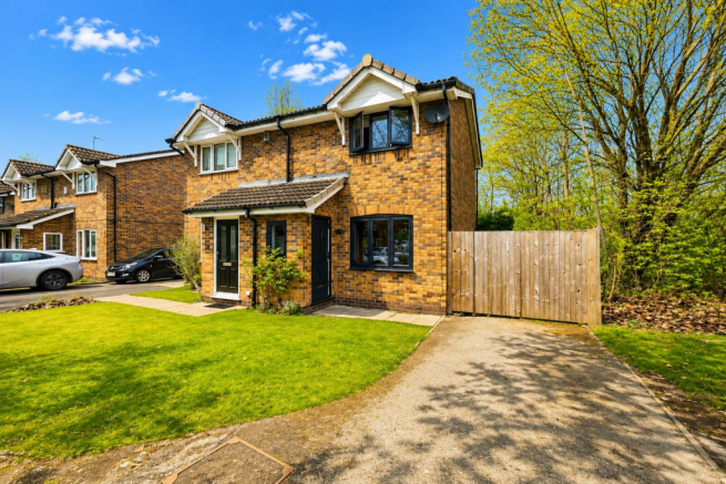 2 bed property, in Dorchester Close, £325,000