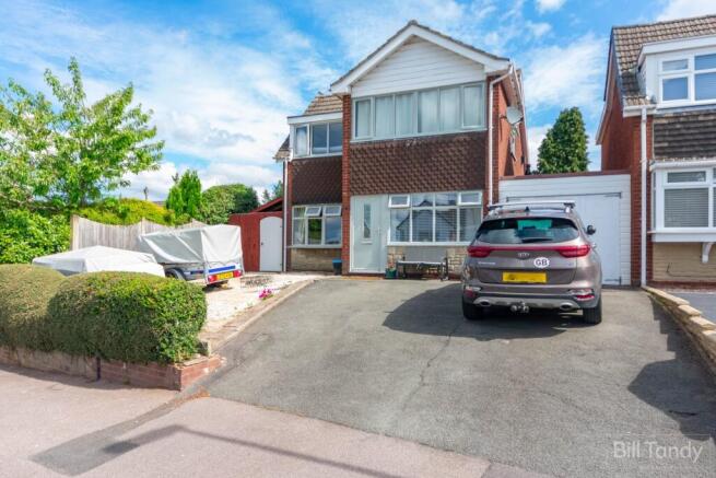4 bed property, in Leafenden Avenue, £305,000