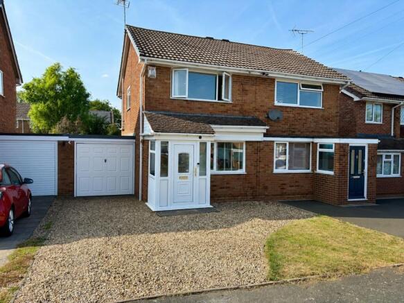 2 bed property, in Field Close, £230,000