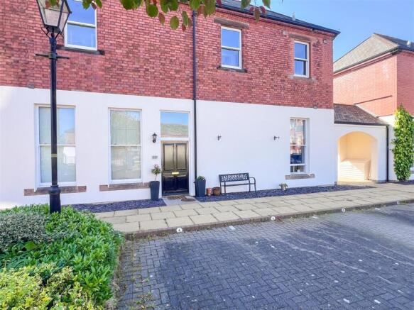 2 bed property, in Willow Drive, £165,000