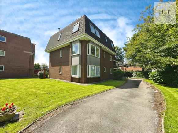 2 bed property, in Dalmore Court, £220,000